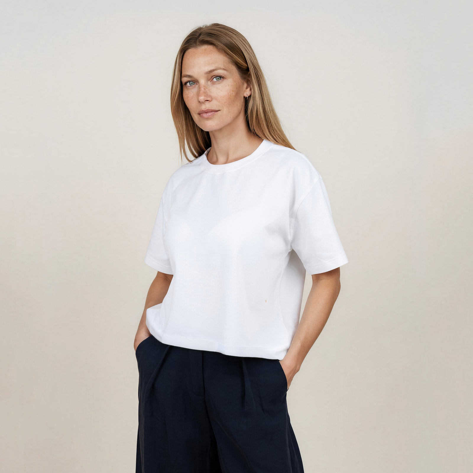 MANGOLA-T-Shirt-Cropped_white_woman_front2 #color_white