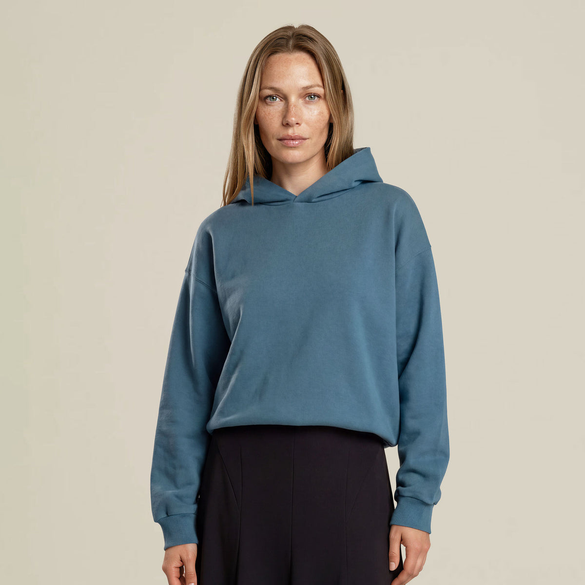 MANGOLA-Hoodie-Relaxed_woman_blue-green_front #color_petrol