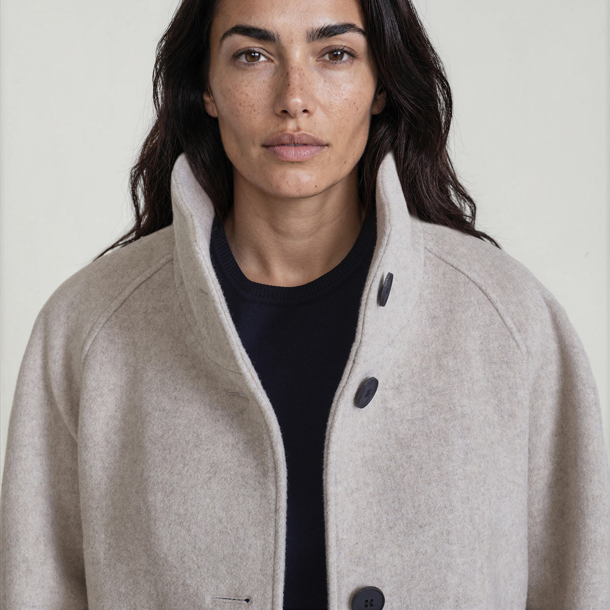 LANA-Raglan-Coat_woman_light-grey_collar-detail #color_light grey