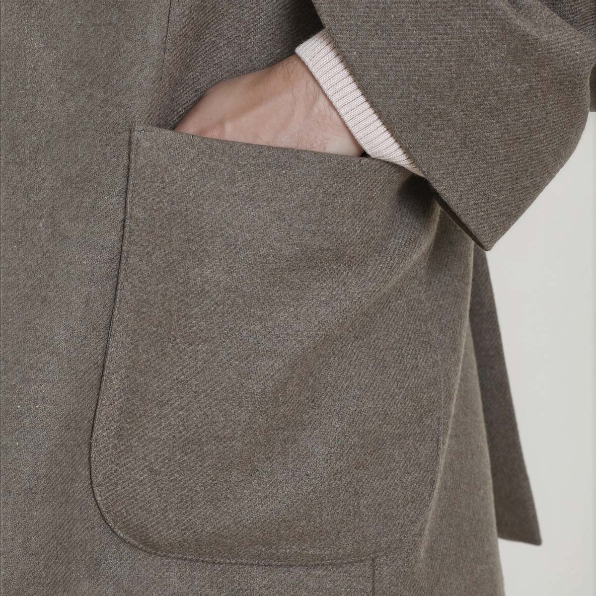 LANA-Veston_man_dark-green_detail-pocket