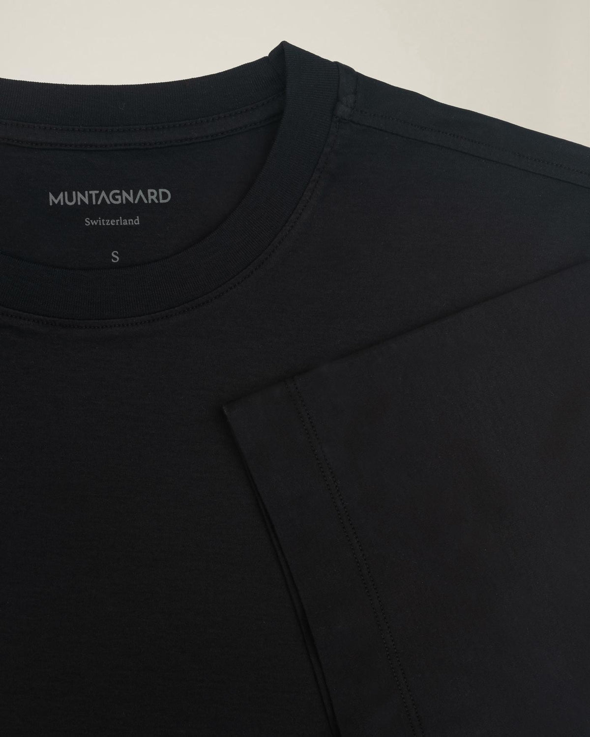 MANGOLA-T-Shirt_women_black_flatlay_detail #color_black